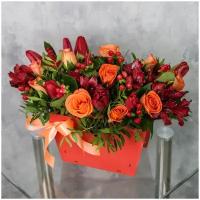 Цветы живые букет из роз, красных тюльпанов и гиперикума в деревянном ящике "Огненная любовь"