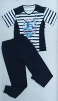 Комплект для мальчика футболка, цвет: синий/белый полоска с принтом Парусник, и брюки детские, цвет: темно-синий, размер 122-128 (64)