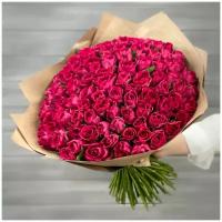 Букет живых цветов из 101 малиновой розы 40см в крафте