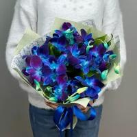 Букет из синих орхидей Космос в руках (мини). Букет 422 ALMOND ROSES