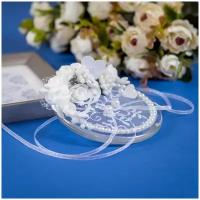 Свадебная подставка для обручальных колец из стекла с кружевным декором, жемчужными бусинами и белыми латексными розами