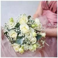 Букет невесты из белых роз и лизиантуса