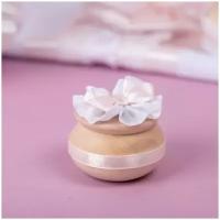 Небольшая деревянная солонка для свадебного каравая "Нежность" с белой тесьмой и атласным розовым бантом