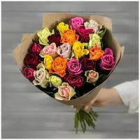 Букет живых цветов из 17 разноцветных роз 40см в крафте