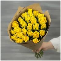 Букет живых цветов из 13 желтых роз 40см в крафте