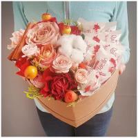 Подарочная коробка в форме сердца из роз с корицей и конфет Раффаэлло