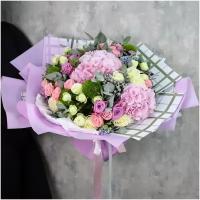 Цветы живые букет из белых, фиолетовых роз и розовых гортензий в дизайнерской упаковке "Валенсия"