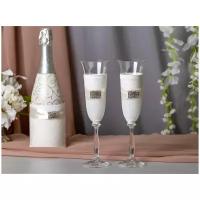 Свадебные бокалы для шампанского в форме флейты "Гармония" с белым бархатом и жакардом, с атласной лентой и серебристой брошью, 2 штуки