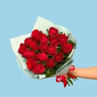 Букет живых цветов из 15 красных роз 35 см в упаковке с доставкой