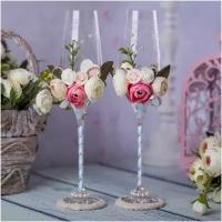 Бокалы свадебные для молодоженов "Шебби-шик" с тонкими узорами, атласными лентами, цветами и стразами в нежной розовой и голубой гамме, 2 штуки