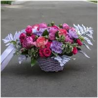 Цветы живые букет из кустовых роз и фиолетовых гвоздик в плетеной корзине "Бархатный вечер"