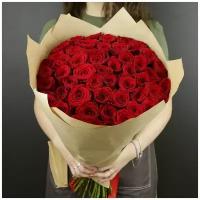Букет живых цветов из 51 красная роза в крафте 60см