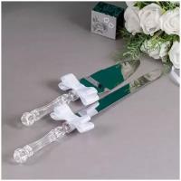 Свадебные приборы для торта жениха и невесты "Белый стиль" с белыми атласными бантами и прозрачными фигурными ручками (лопатка и нож)