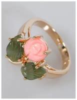 Кольцо с кораллом и нефритом "1 резная роза 2 листа", цвет розовый,зеленый, размер 18