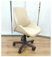 Кресло офисное Авгур М без подлокотников, опора пятилучье с деревянными накладками, натуральная кожа, цвет бежевый