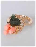 Кольцо с кораллом и нефритом "3 розы 1 лист завиток", цвет розовый,зеленый, размер 19