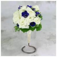 Бело-синий букет невесты из лизиантуса анемонов