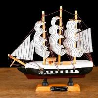 Корабль сувенирный малый "Трехмачтовый", борта черные с белой полосой, паруса белые, 20 x 5 x 19 см