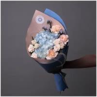 Букет цветов из голубой гортензии и кустовых роз "Айскрим S"
