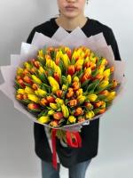 Сборный букет из красных, желтых и пламенных тюльпанов 101 шт яркий микс