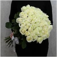Цветы живые букет из 51 белой розы Аваланч 60 см с атласной лентой